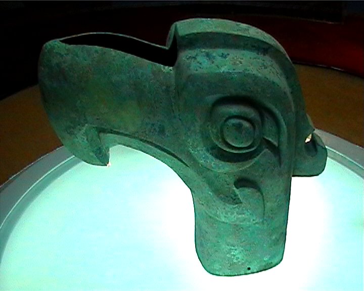 ǶַȫصﱣλйϵͭʱַλĴ㺺1980𷢾ַзֳַ1Ϊ佨Ϊ̴ڡ֪ǽ1100ףǽ180ףǽ600ףΪ˹ɡݻַ ҿӡĹᡢӵȡԲΡΡ3֣Ϊľ1931Ժηּӣڴʯͭ1986귢ֵͼӣдͭʯͽȡеĽȺͽ̡ͭ⣬дСͷͭͭ¹ȡУͭͷţطɫ2.62ףֱǣôڣųۣѵõоεϡӵԼĩܳΪ˼ɽȻż
