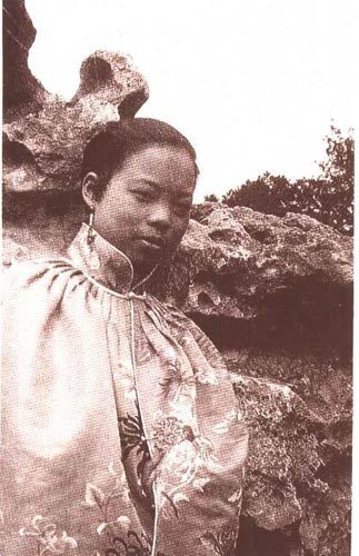 额尔德特文秀，蒙古族，汉名傅玉芳，末代奴酋溥仪之妾。