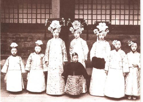 婉容（右四）、文秀（左三）、溥任（左四）等的合影