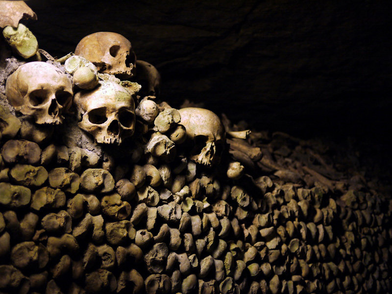 巴黎地下墓穴，又叫做巴黎地下隧道，巴黎地下墓场，Catacombs，大约距离地面二十米，现经估算的总长度约为300多公里，主要分布在巴黎4区，5区和15区的地下，以及蒙玛特高低地下。